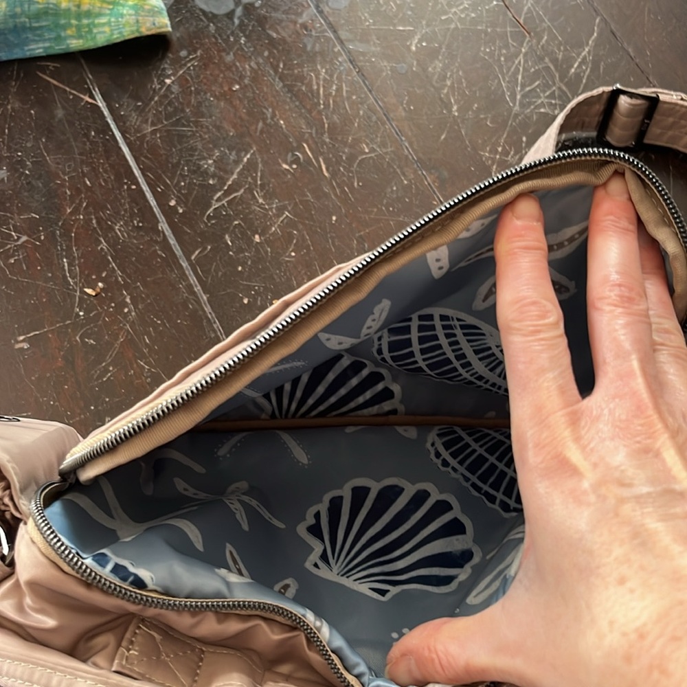 EUC Lug Crossbody Bag in Beige/tan w/blue/navy and white seashell interior patt. - Picture 5 of 8